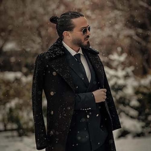 مجید یلان ابروی کمند داره رو لباش که قند داره