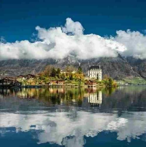 ریلکس تو بغل هم دستام چفت و دور بدنتن