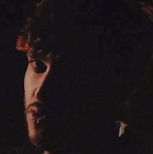 متین فتاحی فرش قرمز